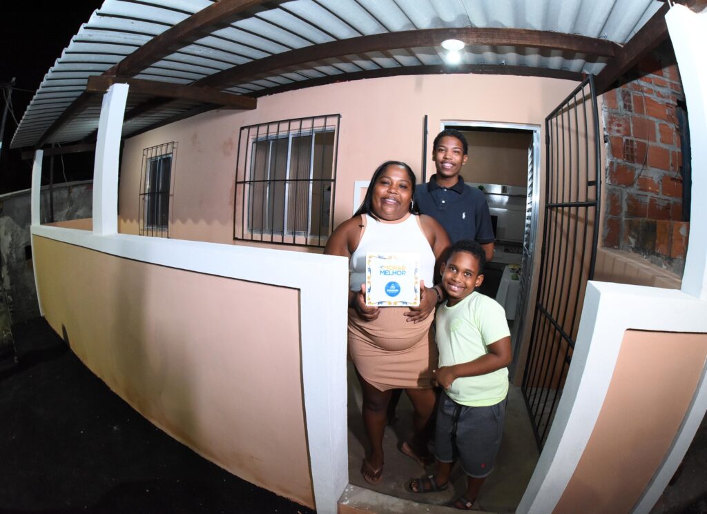 Prefeitura entrega mais 100 casas reformadas pelo Morar Melhor no Lobato e vai chegar a 56 mil famílias até o final de 2024