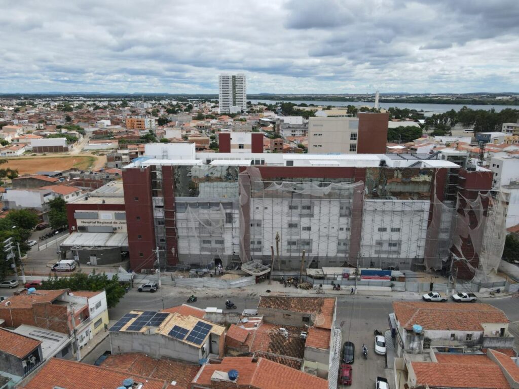 Em Juazeiro, obras de ampliação do Hospital Regional e construção de maternidade avançam