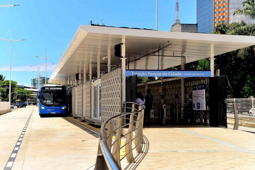 Linha B4 do BRT já atende estações do Itaigara e Parque da Cidade a partir desta terça (12) – Secretaria de Comunicação