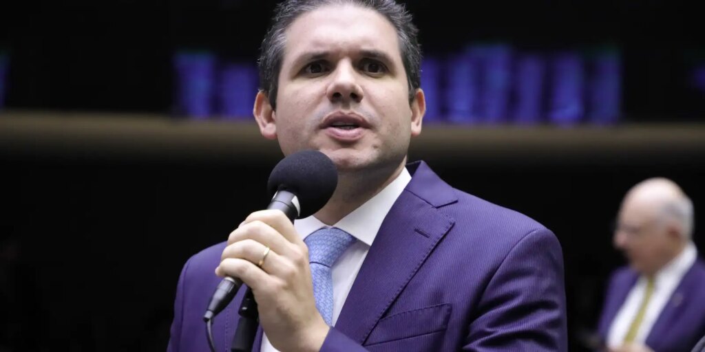 Lira anuncia Hugo Motta como candidato à presidência da Câmara