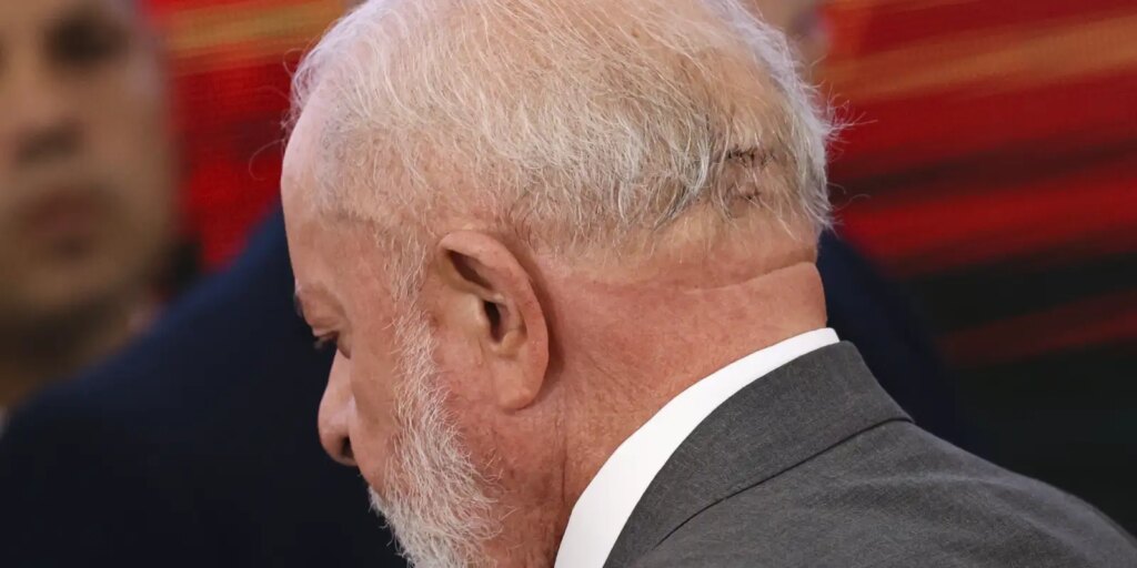 Lula vai a hospital e retira pontos de corte após queda