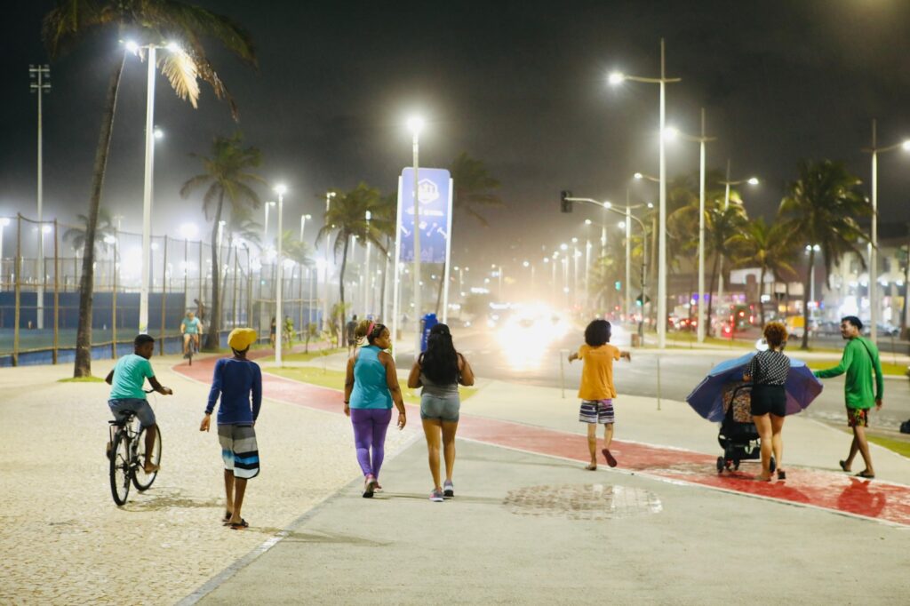 Nova iluminação moderniza orla de Pituaçu e traz mais segurança à região – Secretaria de Comunicação