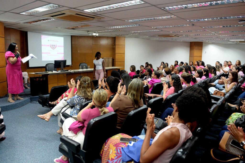 Programação do Outubro Rosa leva palestras, música e sessão de maquiagem para servidoras municipais – Secretaria de Comunicação