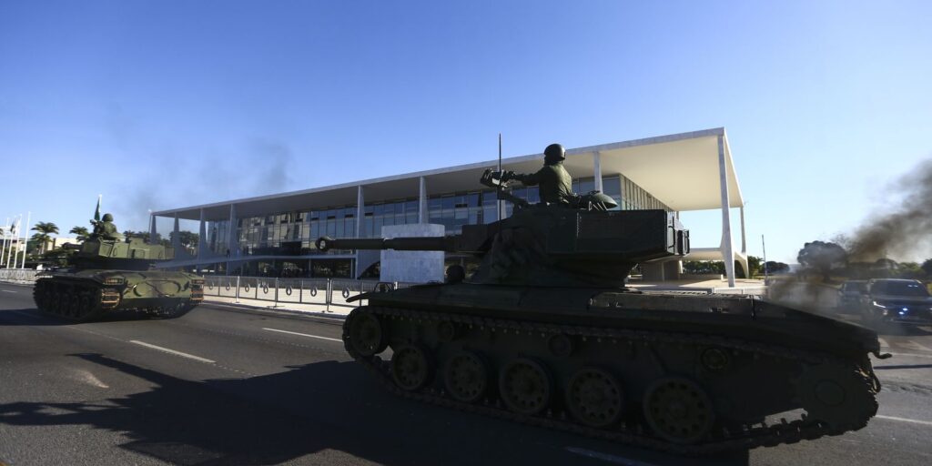 Ideia de superioridade militar dá margem a golpismo, diz pesquisadora
