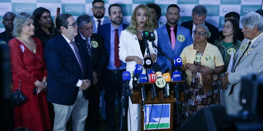 PEC contra escala 6x1 é protocolada na Câmara com 234 assinaturas