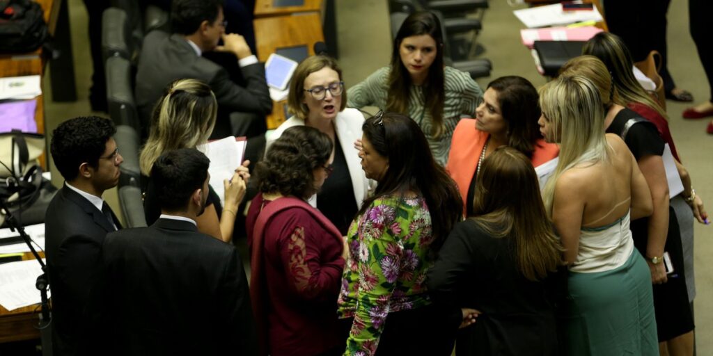 Mudança no Código Eleitoral reduz participação feminina, diz Oxfam