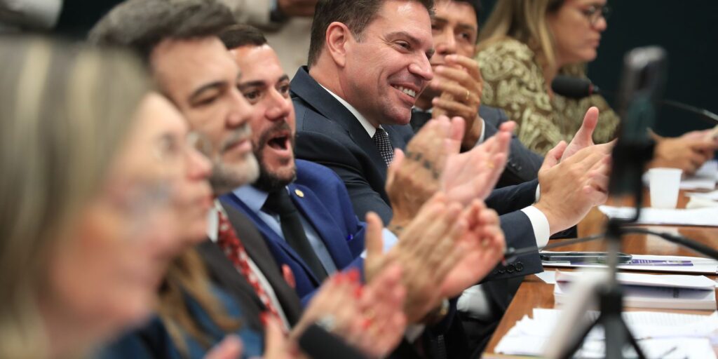 CCJ da Câmara aprova suspensão da ação contra Bolsonaro e Ramagem