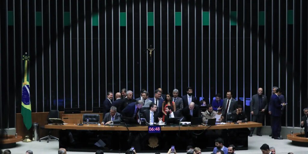Câmara aprova urgência para PL que proíbe desconto automático no INSS