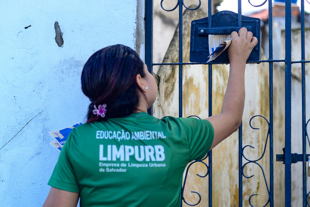 Limpurb realiza ação educativa no Bonfim sobre descarte correto de resíduos – Secretaria de Comunicação