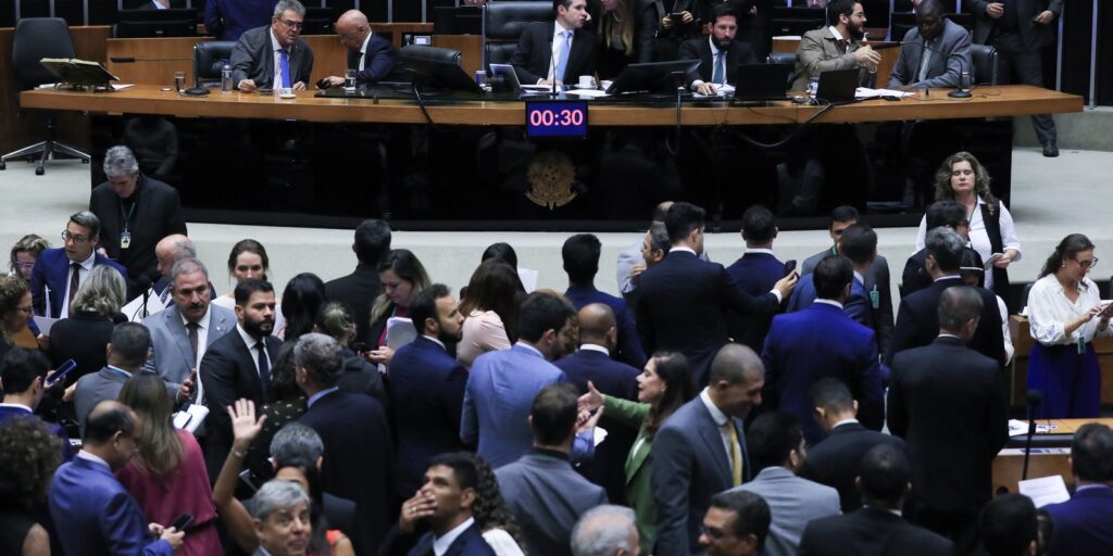 Câmara aprova urgência para suspender decreto do IOF