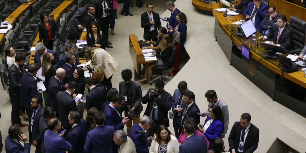 Congresso aprova usar emendas para salários de profissionais da saúde