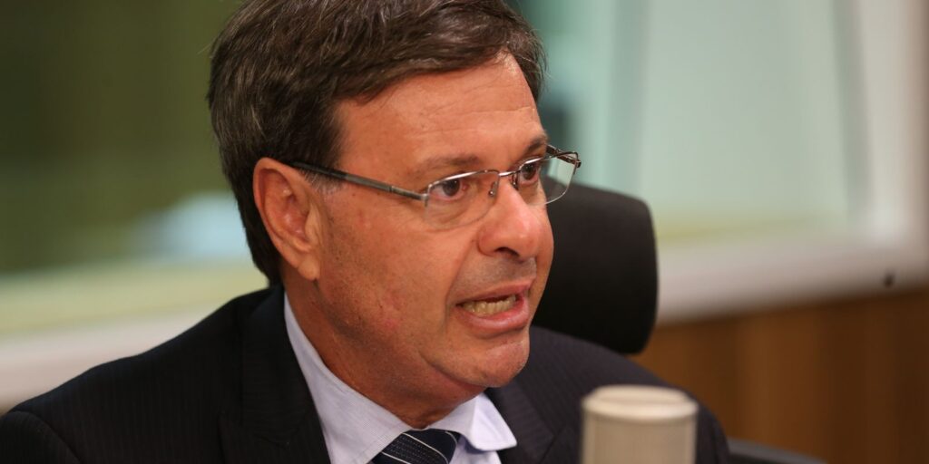Ex-ministro Gilson Machado é preso pela PF