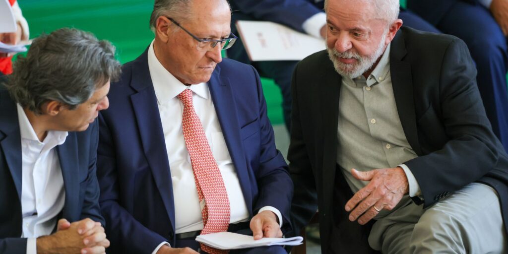Governo vai trabalhar para reverter taxação dos EUA, diz Alckmin