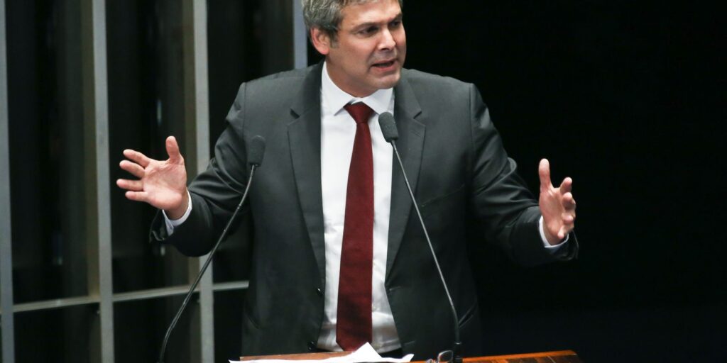 Líder do PT na Câmara diz que tarifas de Trump são ataque à democracia