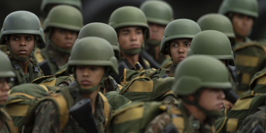 Senadores aprovam MP que aumenta vencimento de militares