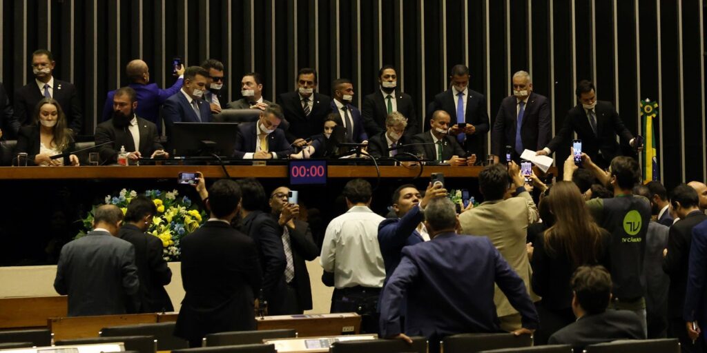Alcolumbre e Motta pedem diálogo e respeito após ocupação de plenários