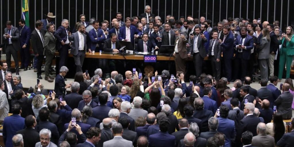 Após obstrução de Plenário, Hugo Motta abre sessão e pede respeito