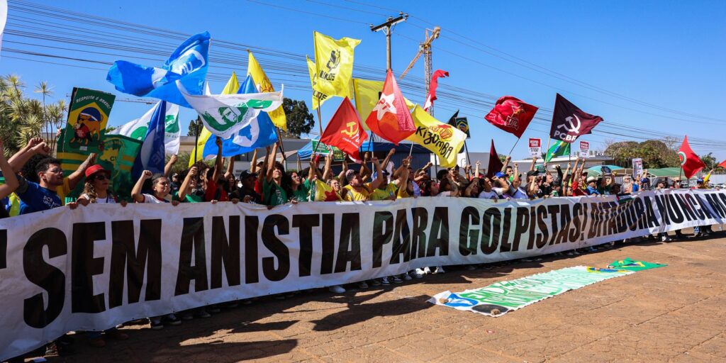 Manifestantes queimam bandeira dos EUA e boneco de Trump em embaixada