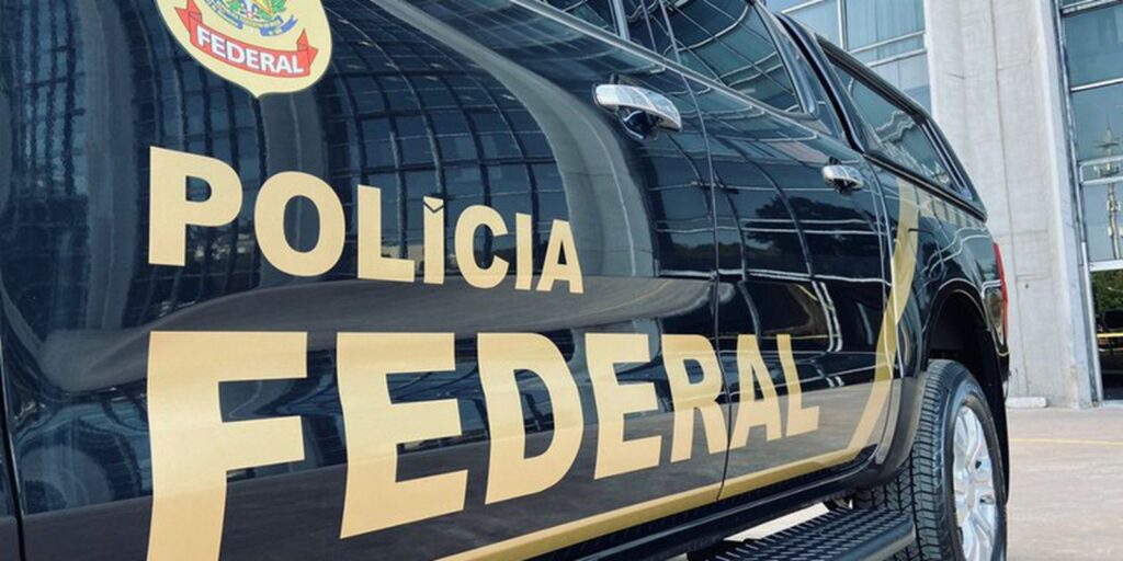 PF cumpre busca e apreensão de celulares na casa de Bolsonaro