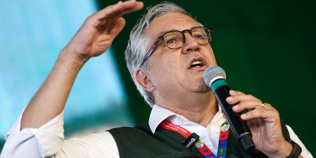 Padilha diz ser "ato covarde" cancelamento de vistos da filha e esposa