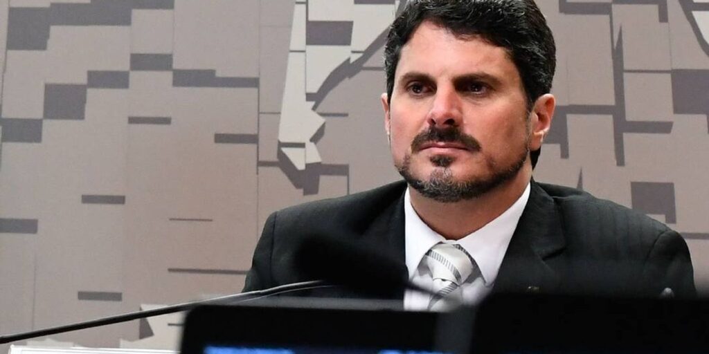 Senador Marcos do Val é levado para colocar tornozeleira eletrônica