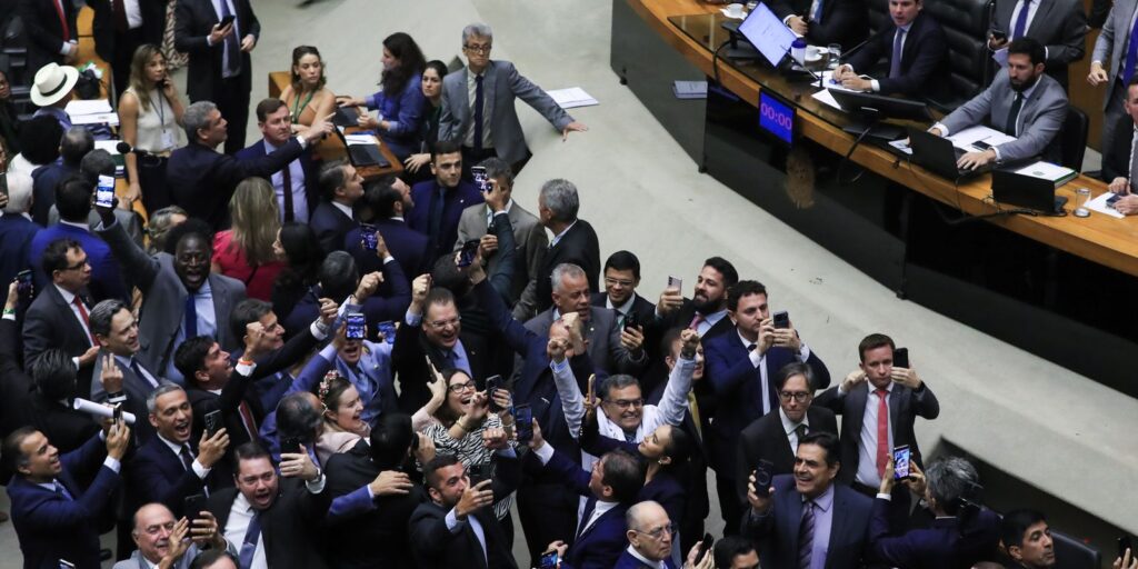 Câmara aprova retirada da MP do IOF da pauta; texto caduca