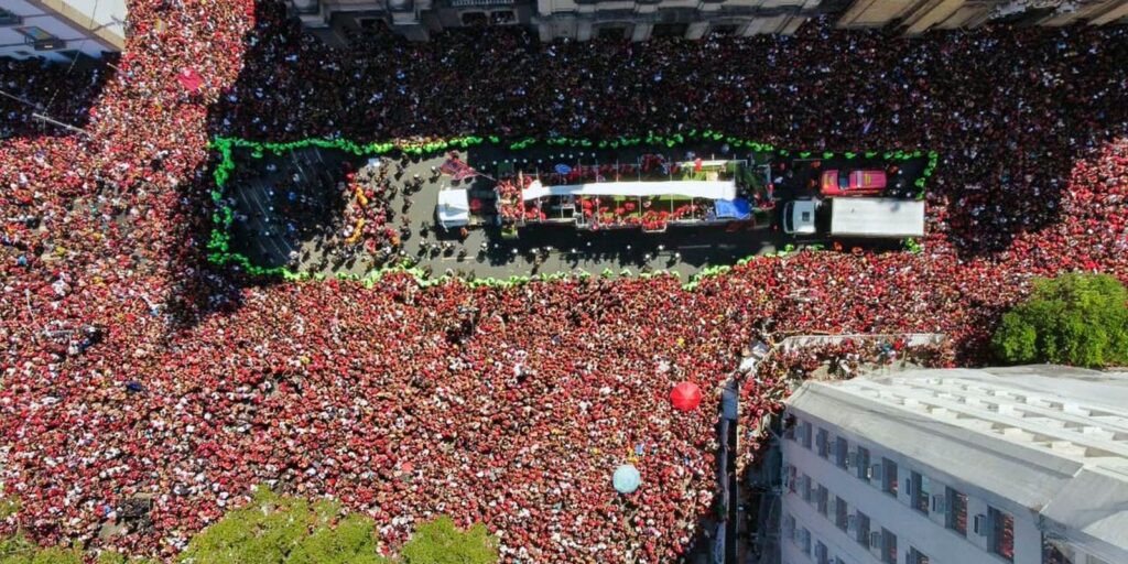 Famílias se juntam à multidão para festejar título do Flamengo no RJ