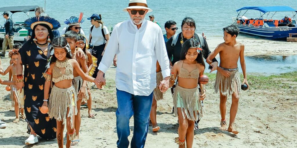 Lula visita aldeia indígena e promete energia para 4,3 mil famílias