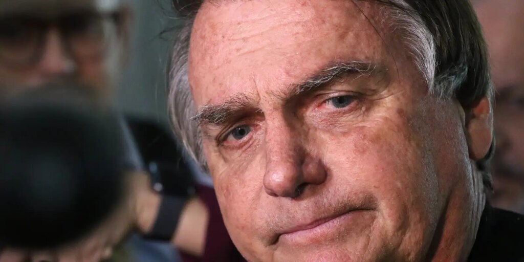 Bolsonaro é submetido à cirurgia para tratamento de hérnia bilateral