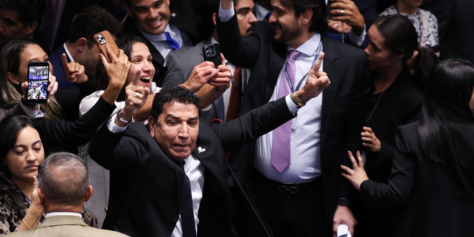 Senado rejeita indicação de Messias para STF