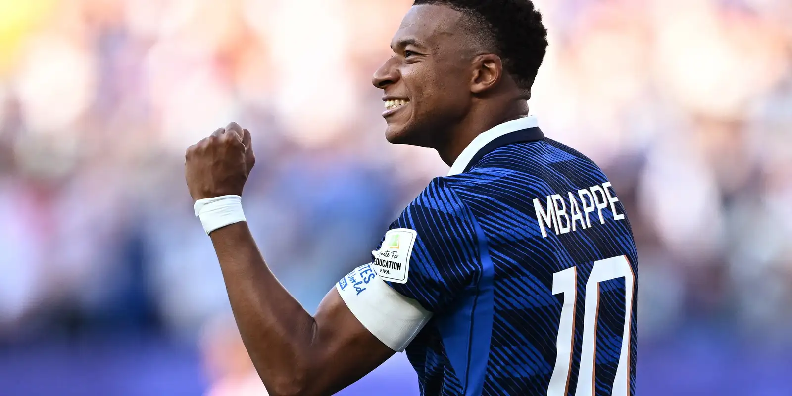 De pênalti, França vence retranca do Paraguai e se classifica na Copa