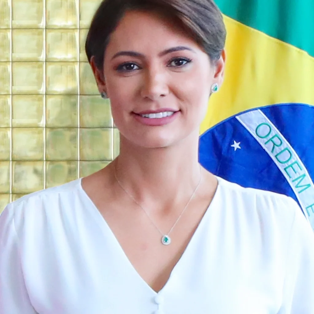 Michelle Bolsonaro ex-primeira-dama do Brasil em retrato oficial racha politico com Flavio Bolsonaro no PL crise interna partido
