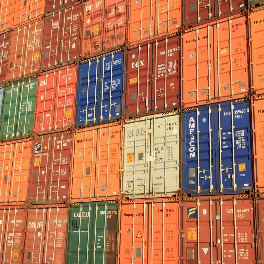 Navio porta-conteineres em porto movimentado simboliza comercio exterior do Brasil em meio ao tarifaco de Trump com crise comercial entre Brasil e Estados Unidos