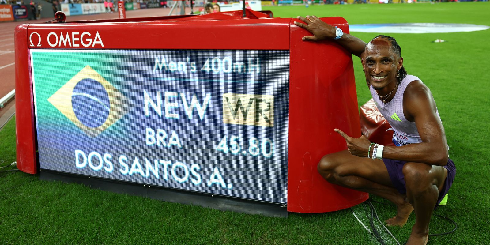 Alison dos Santos quebra recorde mundial dos 400m com barreiras