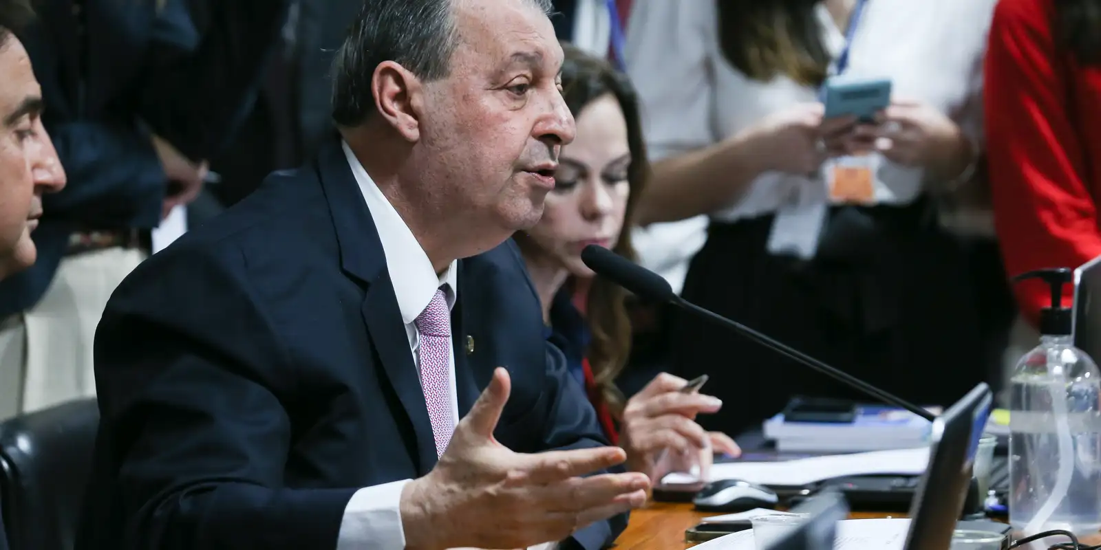 Relator da CCJ do Senado vota a favor da PEC do fim da escala 6x1