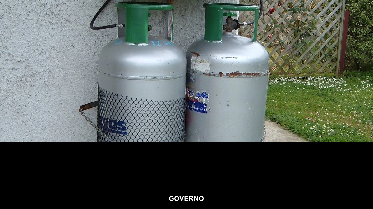 Banner com o nome da categoria Governo sobre foto de botijões de gás de cozinha