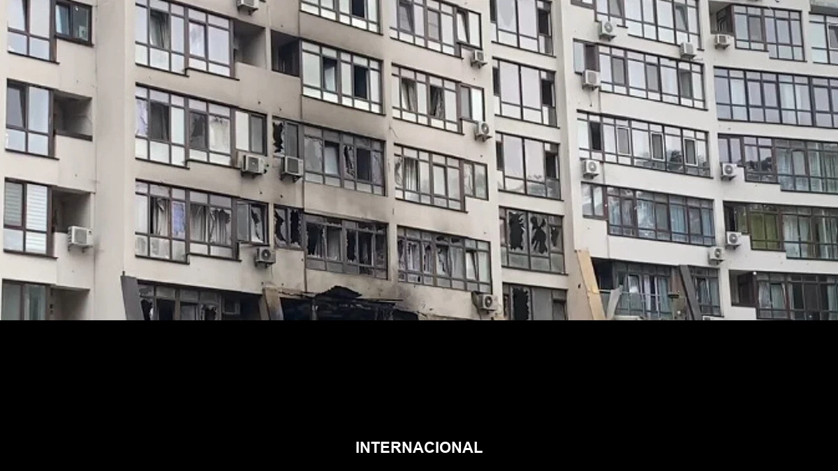Banner com o nome da categoria Internacional sobre foto de destruição em Kiev após ataque russo