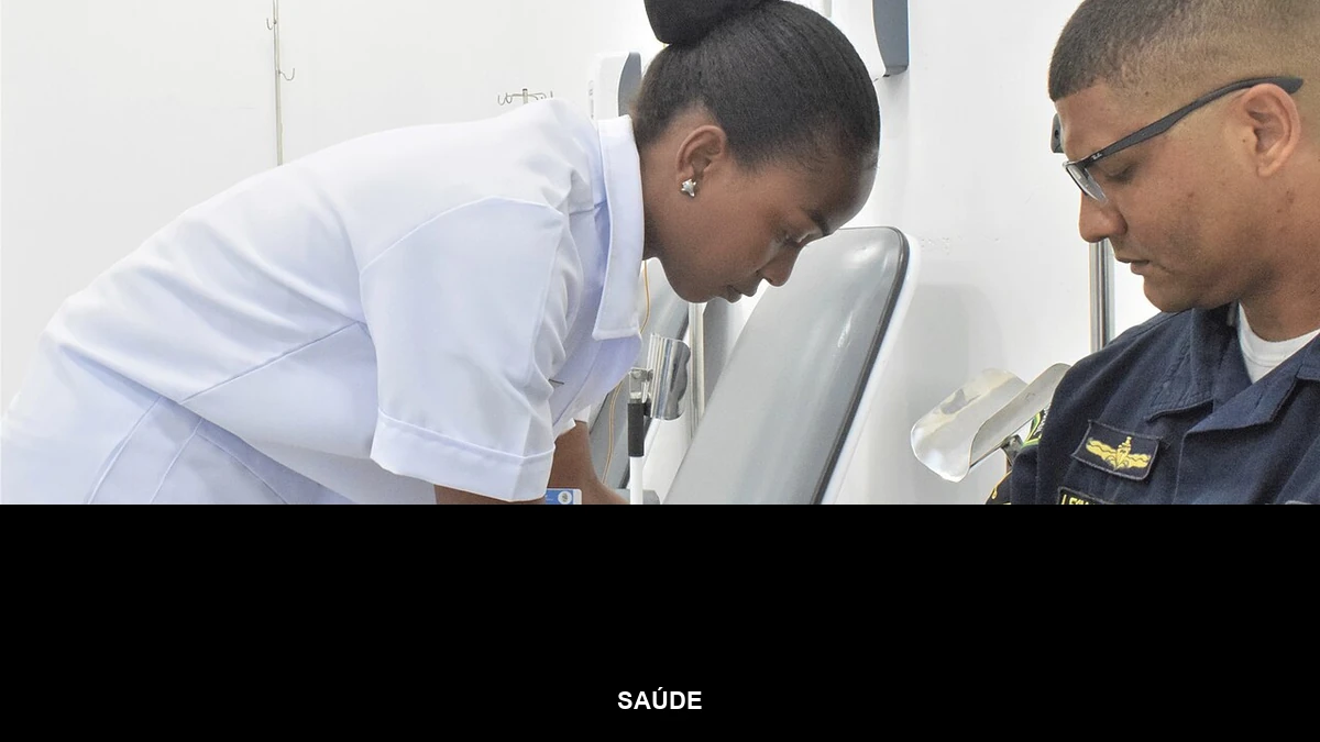 Banner com o nome da categoria Saúde sobre foto de enfermeira aplicando medicação em hospital