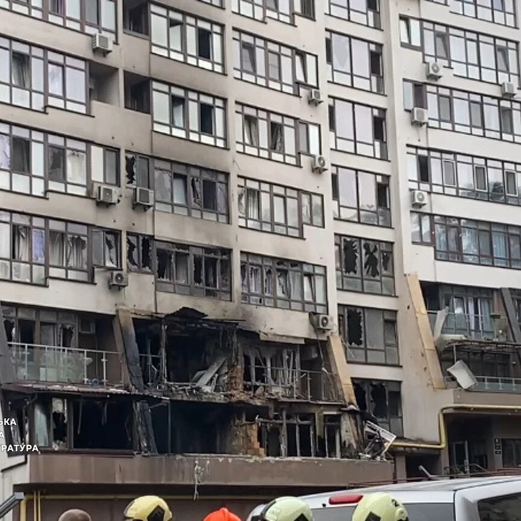Destruição em Kiev após ataque russo que deixou quatro mortos em agosto de 2026