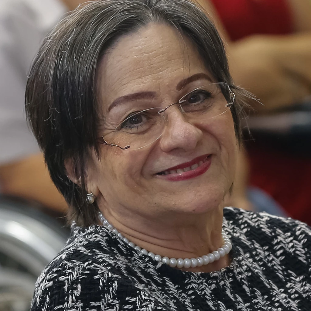 Maria da Penha em foto oficial, ex-marido preso em Natal por descumprir medida protetiva