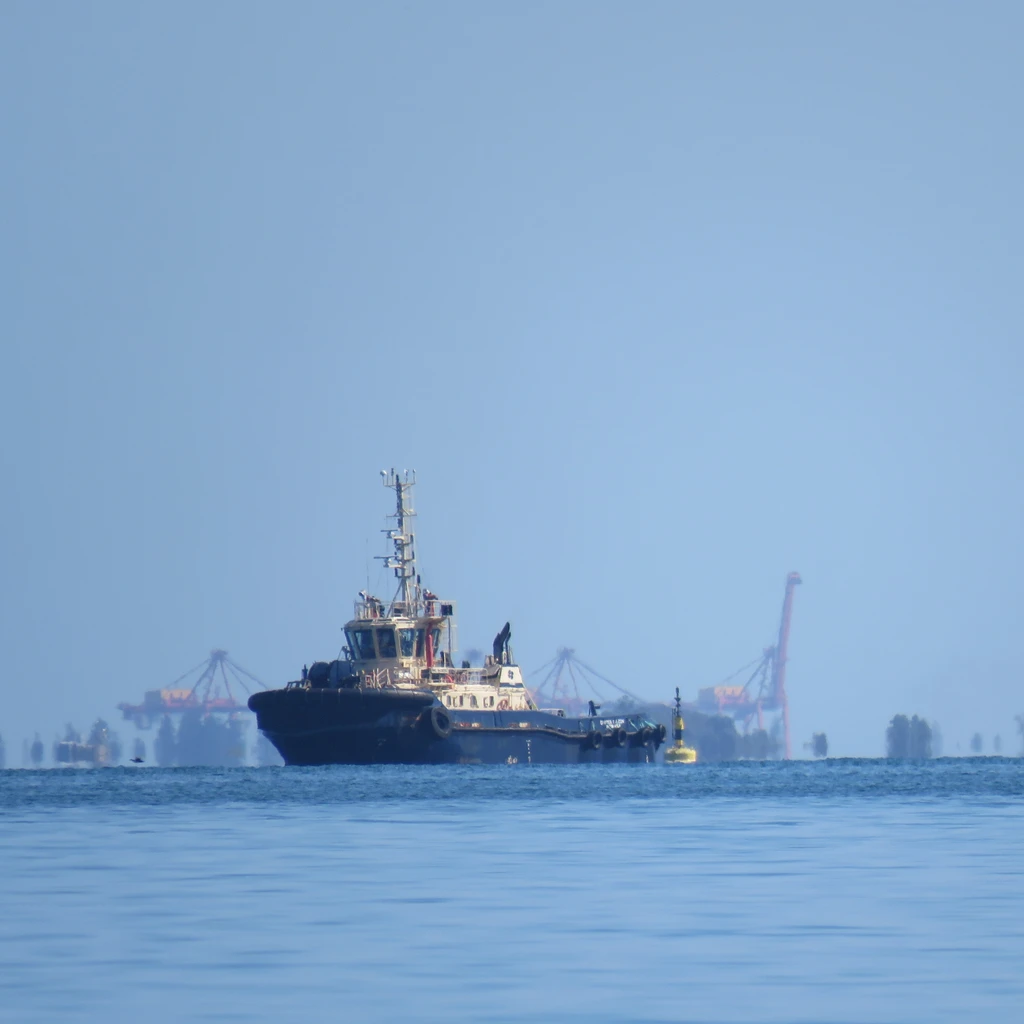 Petroleiro carregando petróleo no mar: crise no Estreito de Ormuz pressiona preços dos combustíveis no Brasil