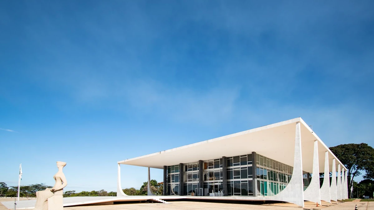 Fachada do Supremo Tribunal Federal em Brasília sob céu azul, tema da decisão que manda sete tribunais de Justiça suspenderem e devolverem pagamentos de penduricalhos