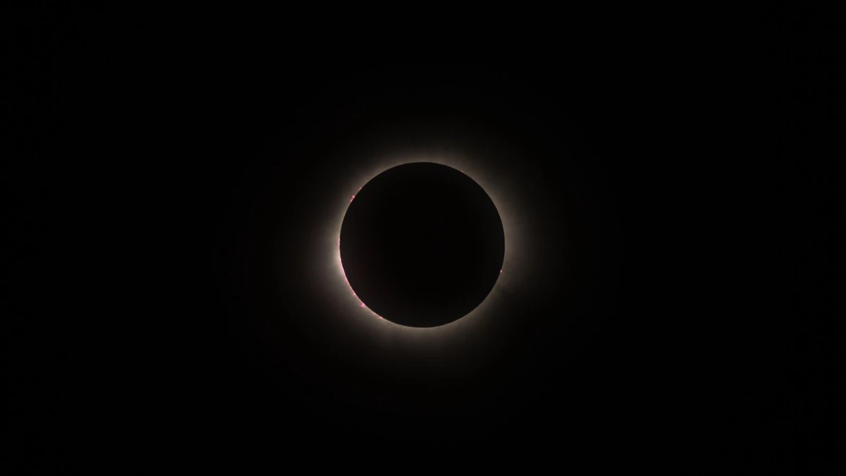 Eclipse solar total com coroa solar visível contra o céu escuro, fenômeno que encantou o Hemisfério Norte em 12 de agosto de 2026