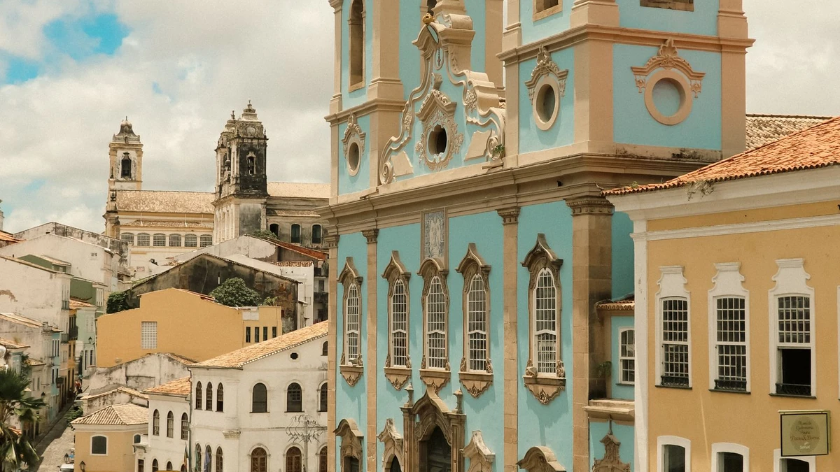 Ruas coloridas do Pelourinho em Salvador com arquitetura colonial e movimento de pessoas, tema da Flipelô que bateu recorde de público com 330 mil visitantes