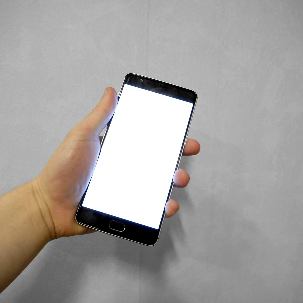 Pessoa segurando smartphone com tela em branco, representando o acesso ao teleatendimento do SUS para tratamento do vício em apostas