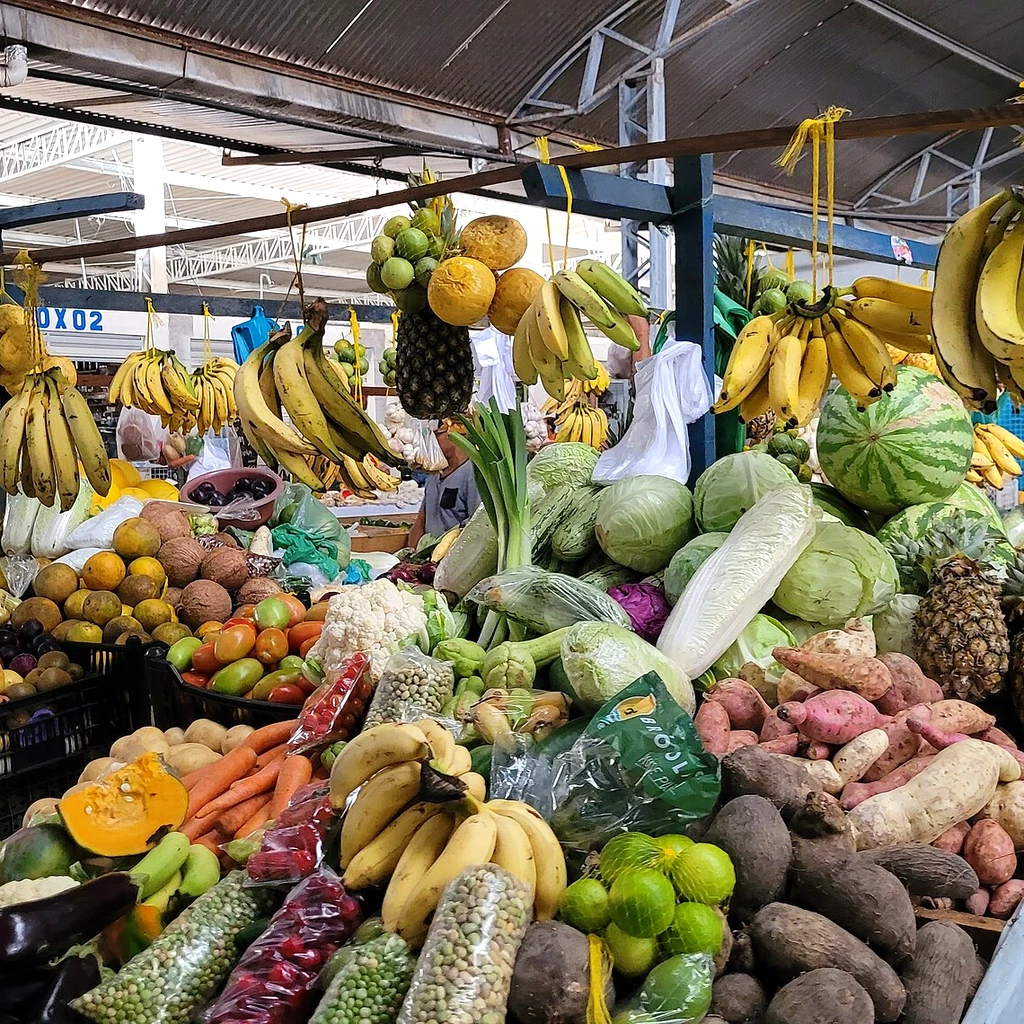 Feira de frutas, legumes e verduras no Brasil, representando a queda dos preços dos alimentos que ajudou a inflação a desacelerar para 0,07% em julho