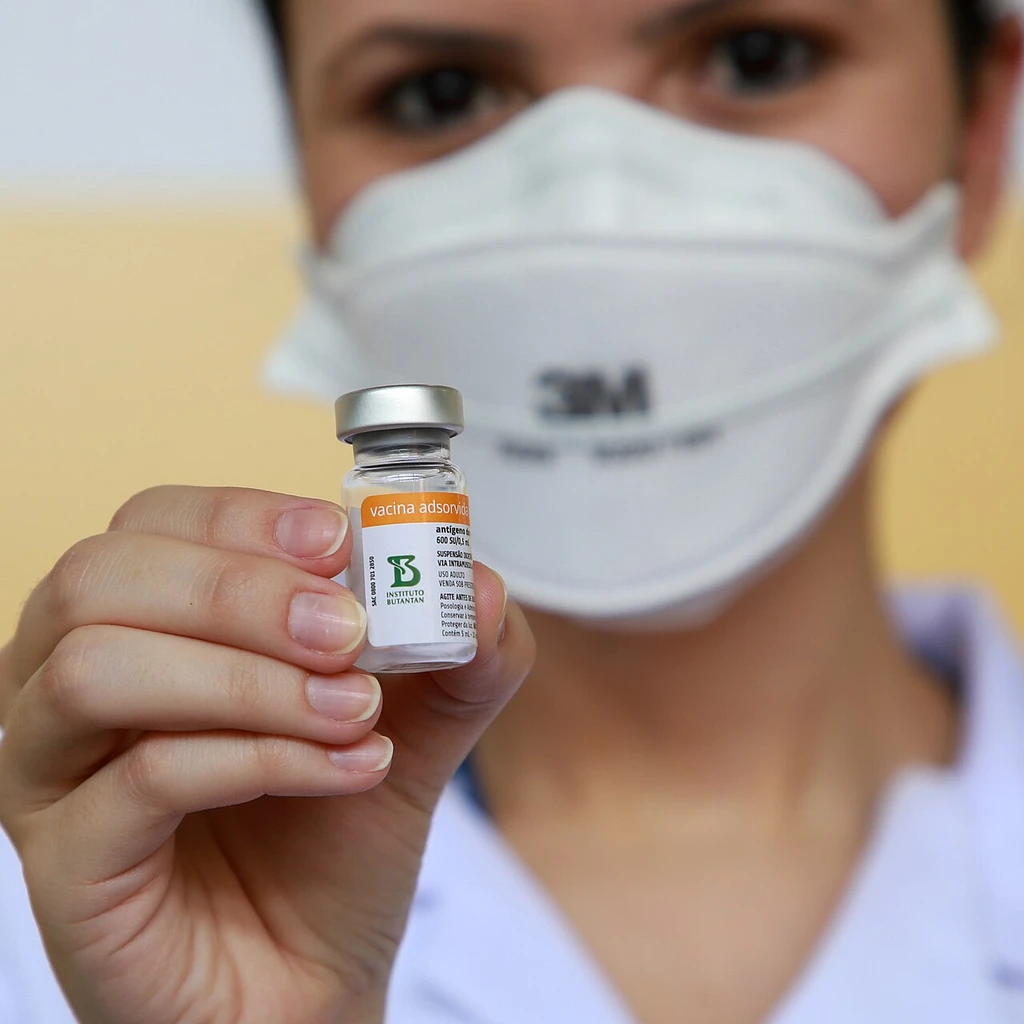 Campanha Nacional de Multivacinação 2026: criança recebe vacina em unidade de saúde do Brasil, imagem oficial do Ministério da Saúde