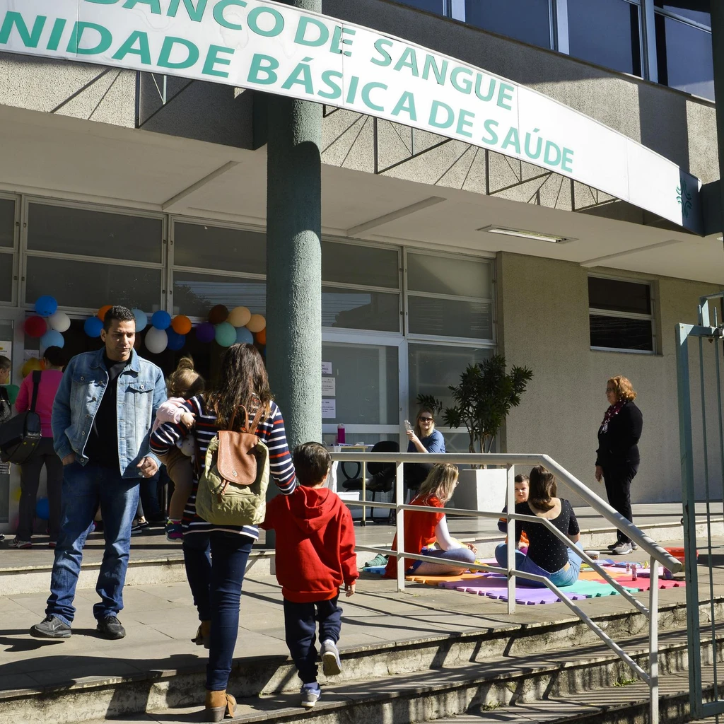 Criança recebe vacina contra poliomielite em sala de vacinação do SUS durante campanha nacional de imunização