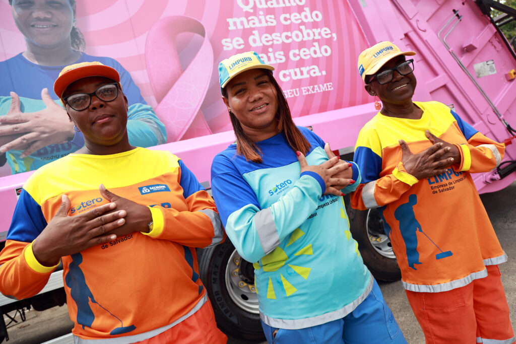 Limpurb plota compactadores em alusão à campanha de prevenção dos cânceres de mama e do colo do útero – Secretaria de Comunicação
